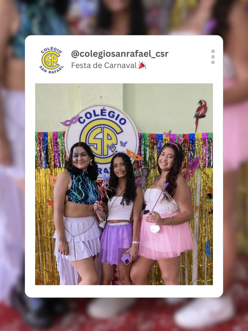 Alunas fantasiadas na festa de Carnaval do colégio