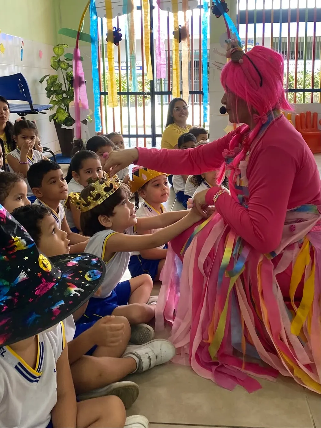 Crianças com coroas de papel em atividade do Dia das Crianças
