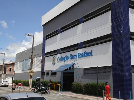 Fachada do Colégio San Rafael, em azul e branco