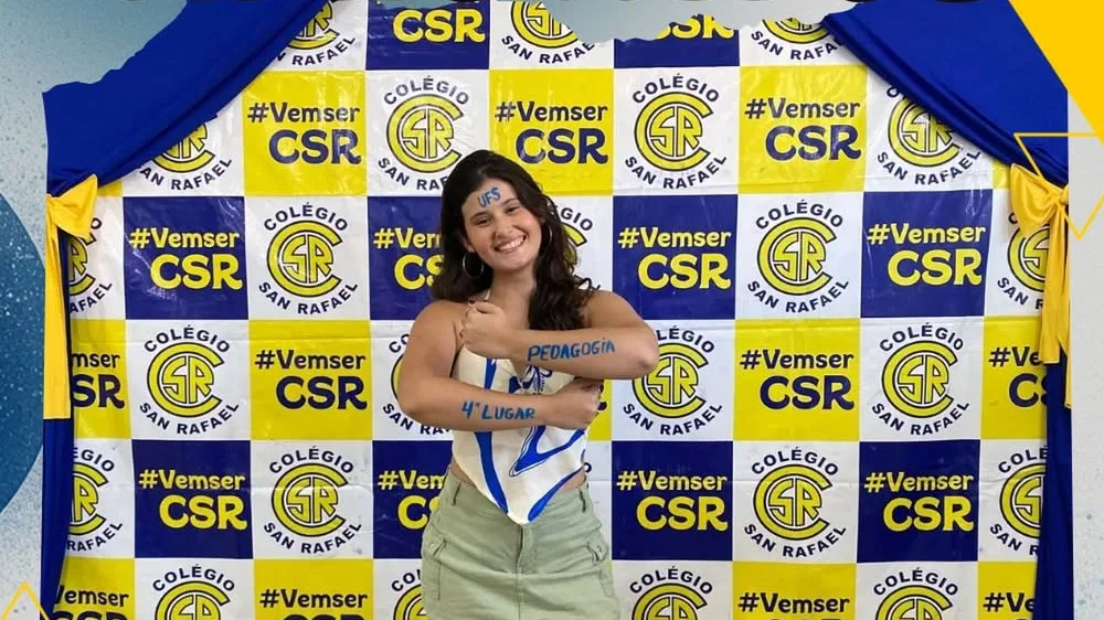 Aluna aprovada em Pedagogia na UFS, em 4º lugar, no mural dos aprovados