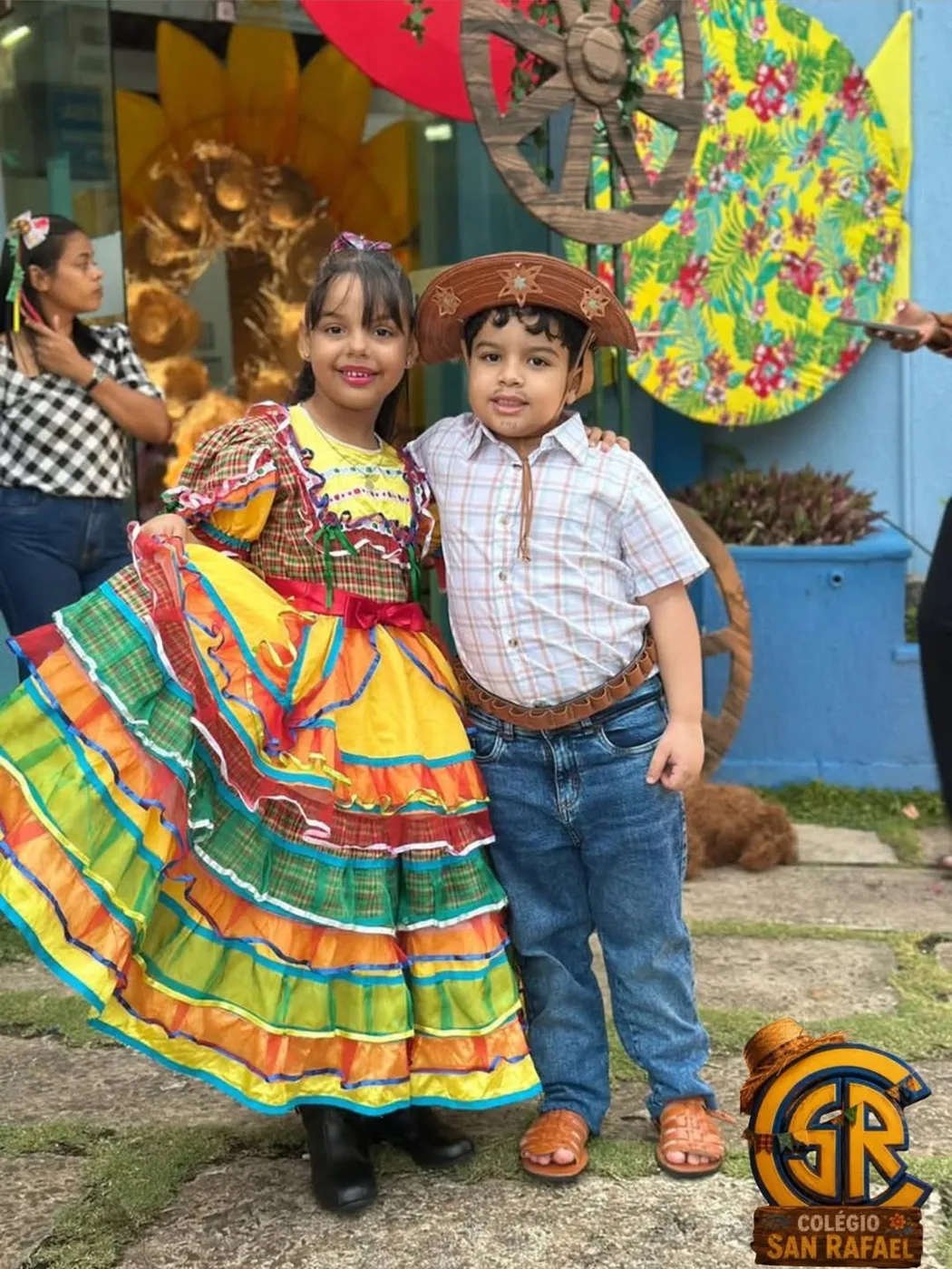 Casal de alunos pequenos com roupa de quadrilha junina