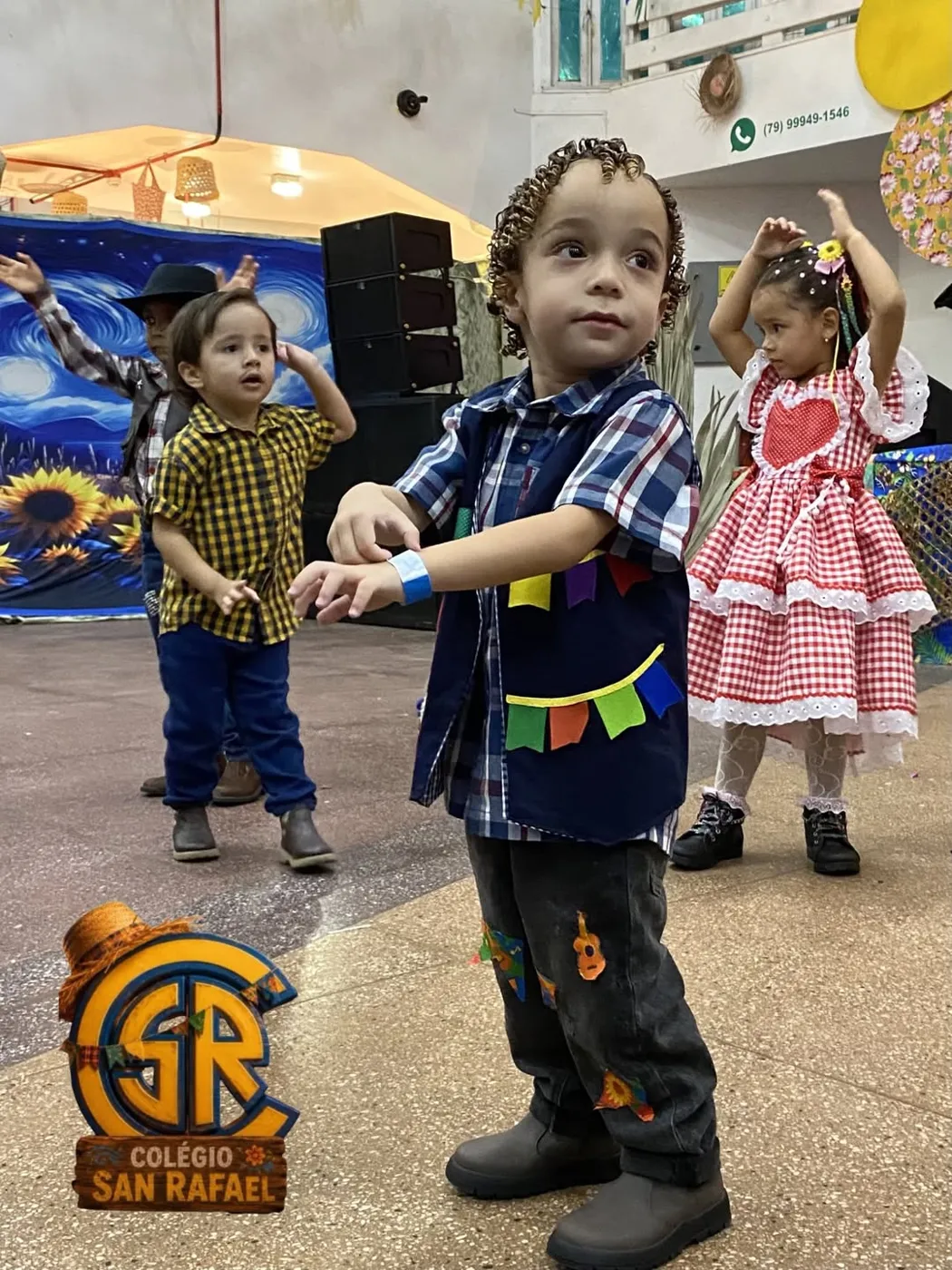 Crianças da Educação Infantil dançando no São João