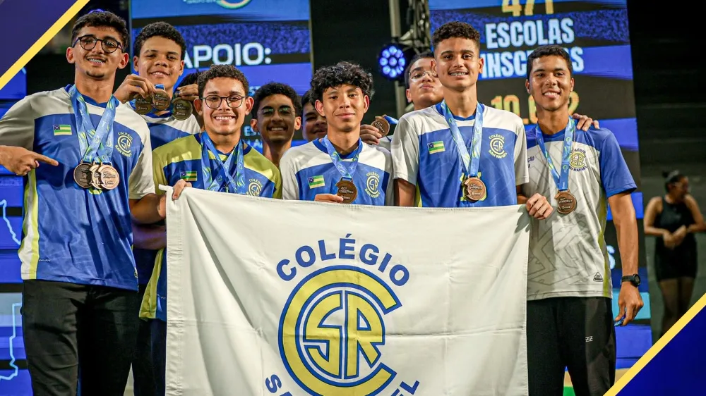 Alunos do colégio com medalhas e a bandeira do San Rafael nos Jogos Escolares da Primavera